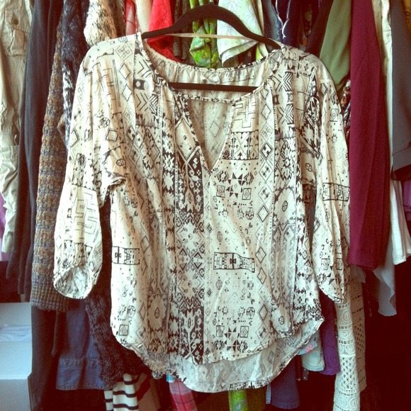 ✳️sold✳️Tribal print black and cream top