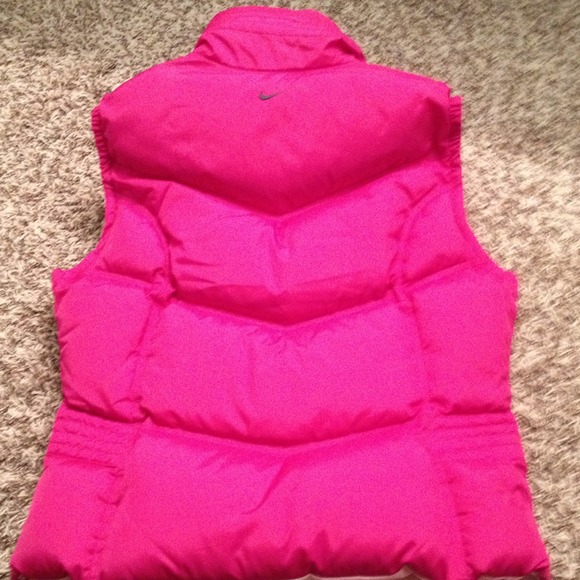 🚫SOLD Woman's nike reversible puffy vest. - Picture 2 of 4