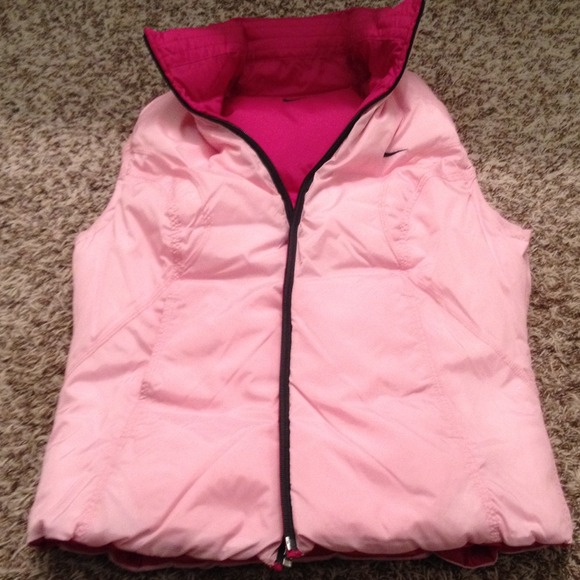 🚫SOLD Woman's nike reversible puffy vest. - Picture 3 of 4