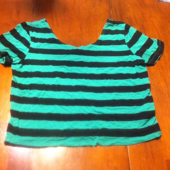 Green&black crop tee - Picture 2 of 3