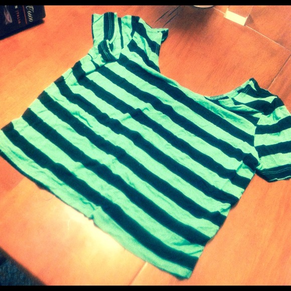 Green&black crop tee - Picture 3 of 3