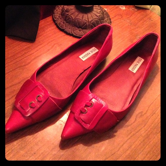Gorgeous Red point toe flats