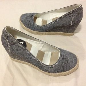 👍👍priced to sell👍👍Roxy Denim Wedges 7.5