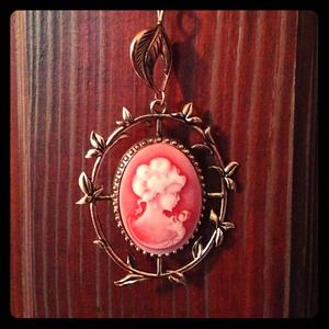 Vintage rose gold colored necklace!