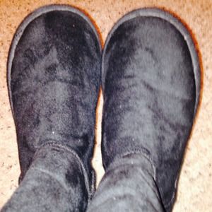 Black winter boots