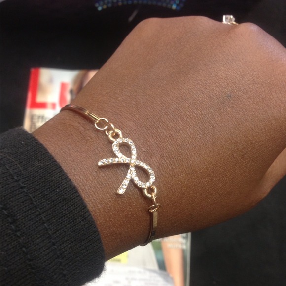 Dainty bow bracelet.