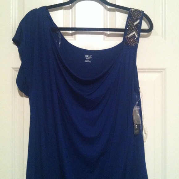 SOLD IN BUNDLE!!! Asymmetric Top - Picture 1 of 1