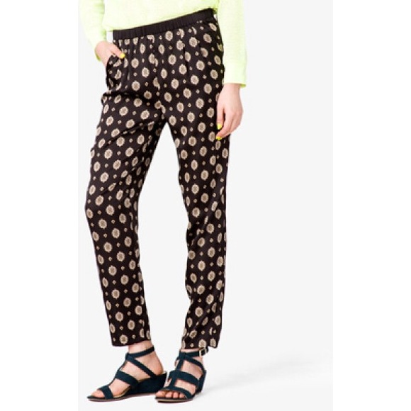 ❌SOLD❌🎉HP WKND WEAR🎊BLK & GOLD PAISLEY PANTS
