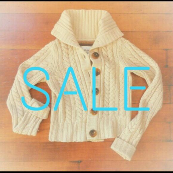 {SOLD IN BUNDLE}*HP* Abercrombie & Fitch sweater