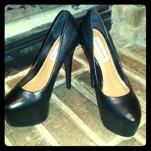 Steve Madden black leather pumps