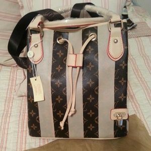 NWT FASHION BUCKET BAG