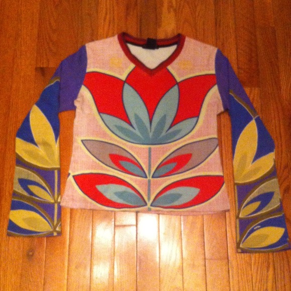 New Price!! Fun tulip art top!