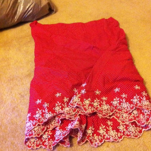 Knee length skirt red with white embroidery - Picture 2 of 3