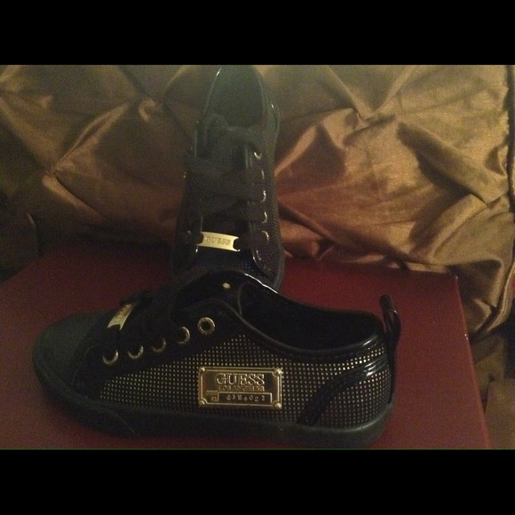 SOLD! Girls guess sneakers size 11.5 - Picture 2 of 3