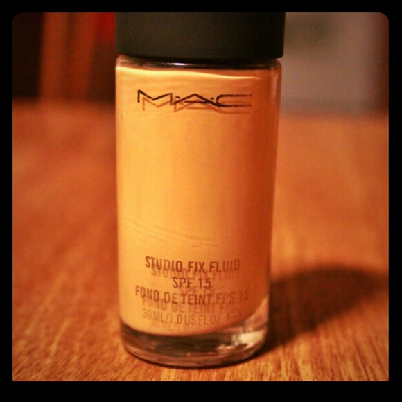 MAC Studio Fix Fluid Foundation NC40