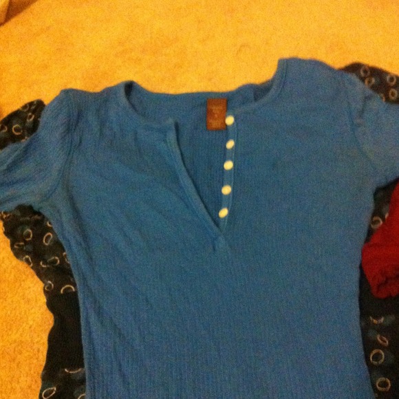 Fancy shirts look like new - Picture 3 of 4