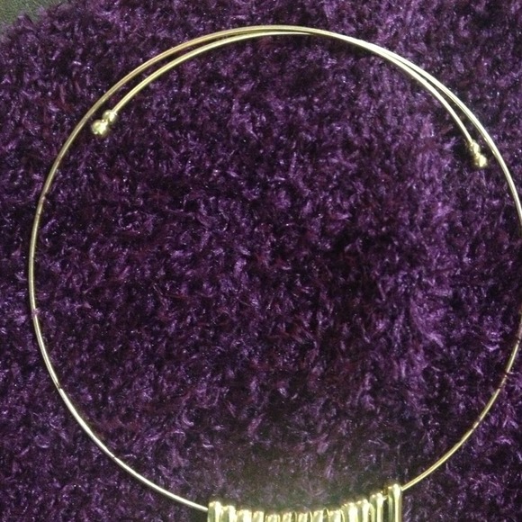 🚨SOLD IN BUNDLE🚨Super cute & chic necklace 💝 - Picture 2 of 3