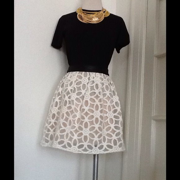 Urban Outfitter PINS & NEEDLES DAISY PLEATED SKIRT