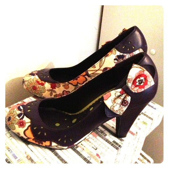 Flash sale!! Cute floral print shoes - Picture 1 of 4