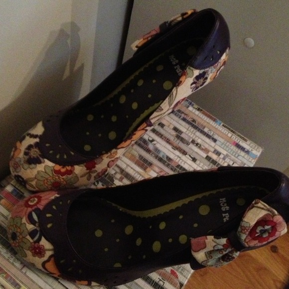 Flash sale!! Cute floral print shoes - Picture 2 of 4