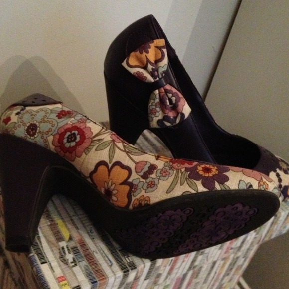 Flash sale!! Cute floral print shoes - Picture 3 of 4