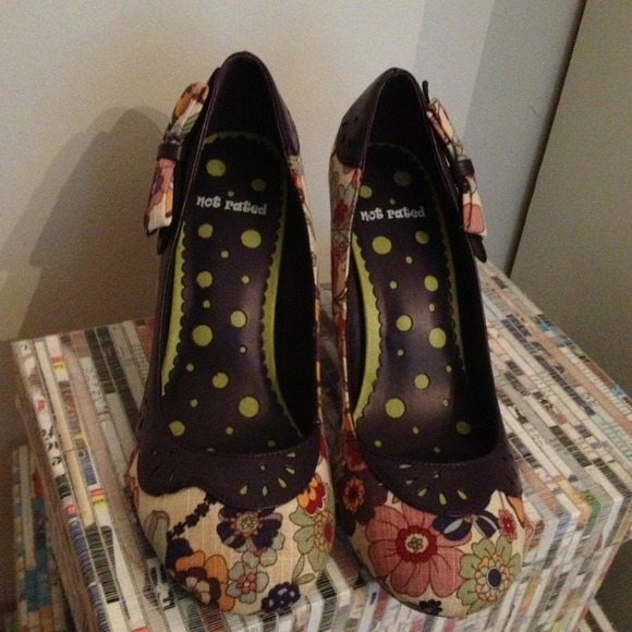 Flash sale!! Cute floral print shoes - Picture 4 of 4