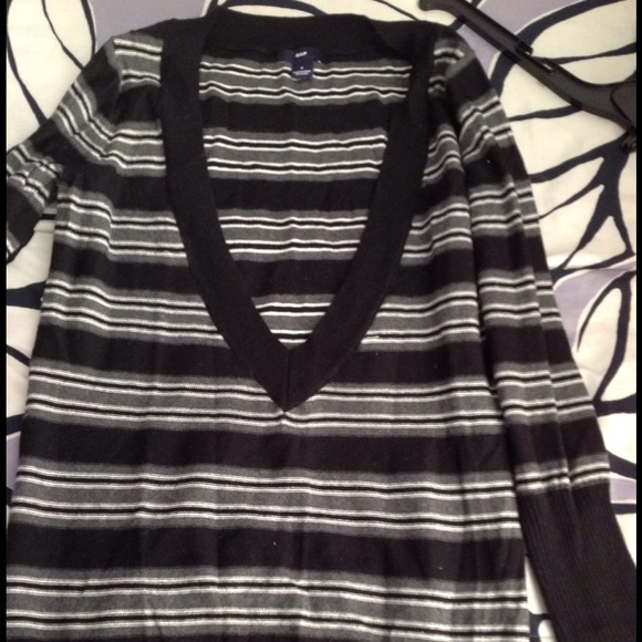 Gap sweater size small