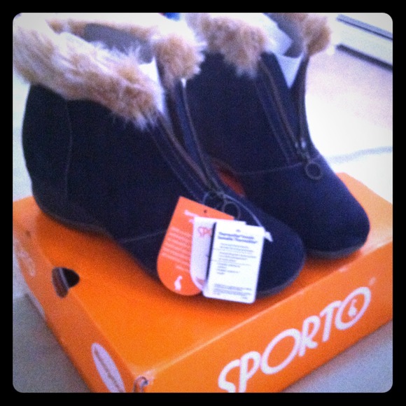 Brand new navy suede boots! Super warm👍