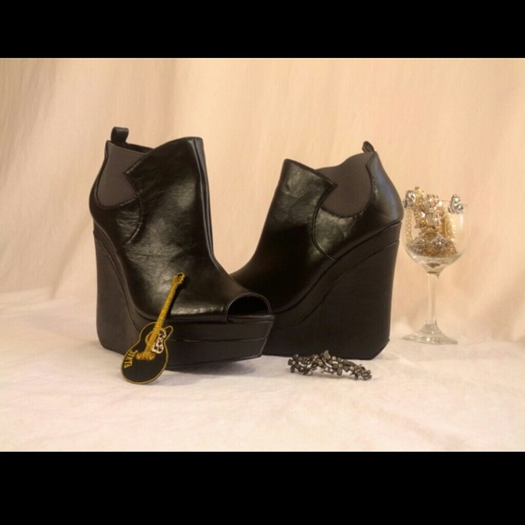 New gorgeous open toe black booties