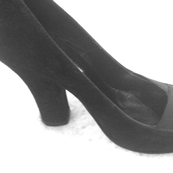 Gorgeous black suede pumps
