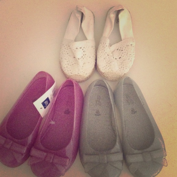 Size 7 toddler gap shoes.. Only white shoes