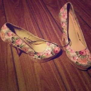 Size 8 flower pumps