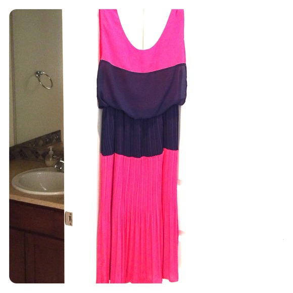 🌟SOLD🌟Pink & Navy Flowy Dress - Picture 1 of 2