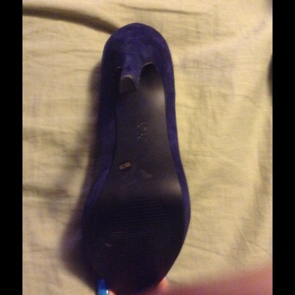 BCBG Pamee Navy Pumps - Picture 2 of 3