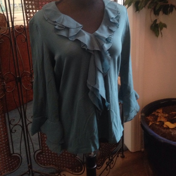 Green blue 3/4 sleeve top with ruffles