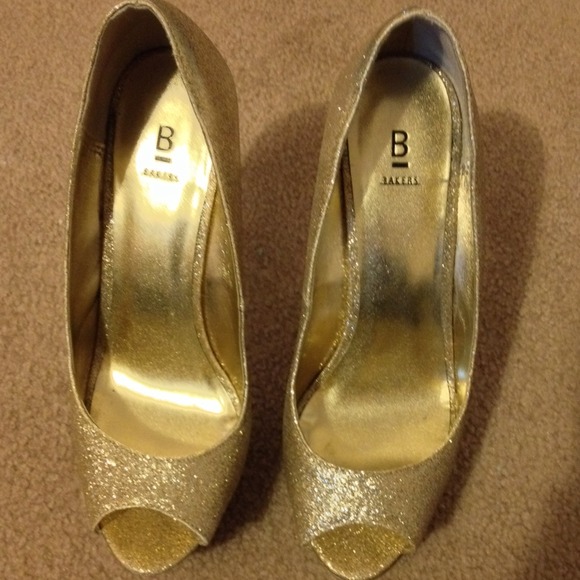 BAKERS GOLD PLATFORM HEELS SIZE 7!