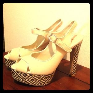 Peep toe woven platform heel