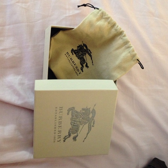 SOLD ⛔️ Authentic burberry box dustbag