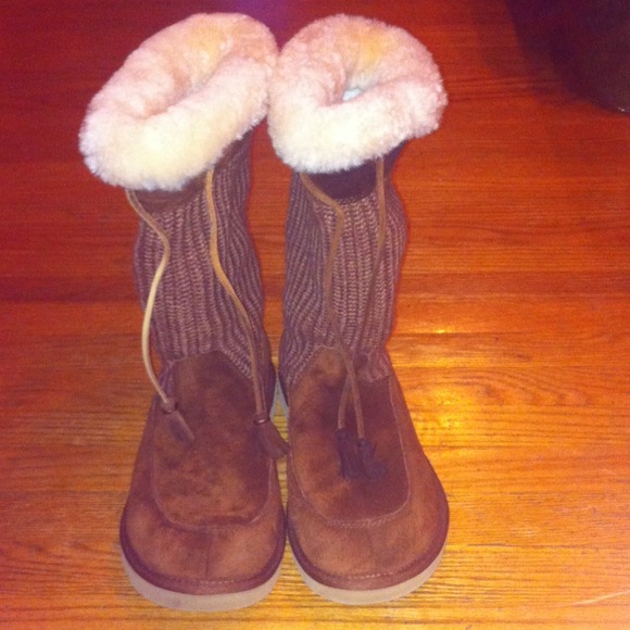 🎉PRICE LOWERED UGG AUTHENTIC BROWN SUBURB