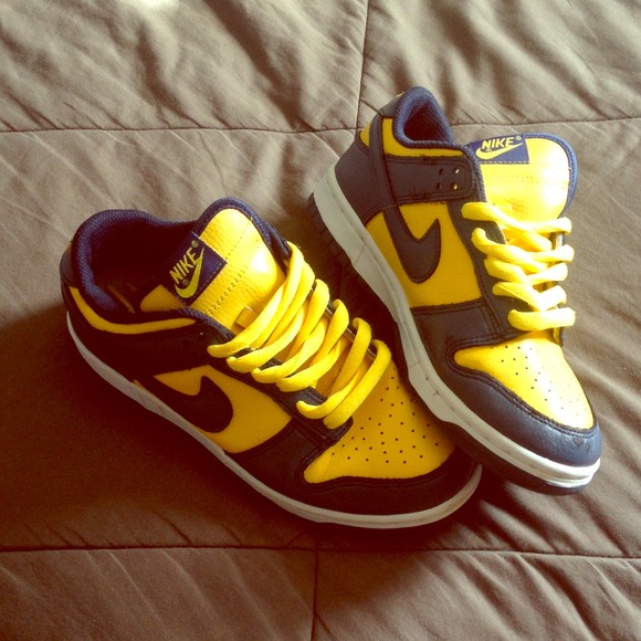 Women's low top nike's