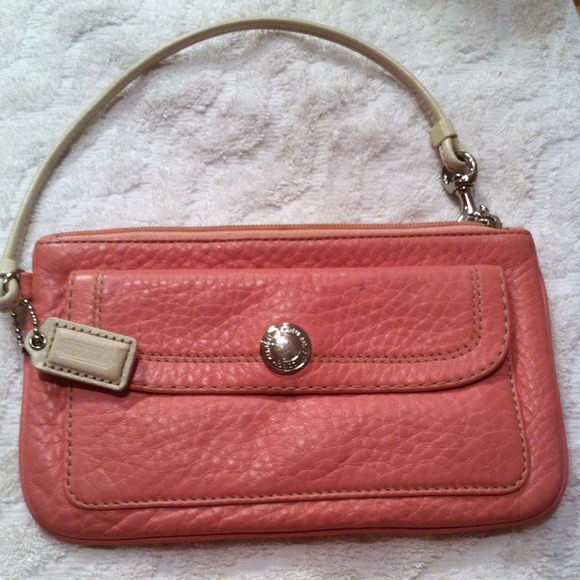📛SOLD📛Coach wristlet