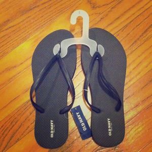 Old Navy size 8 black flip flops