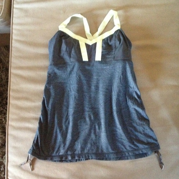 Lululemon tank size 8/black tank size 6 bundle