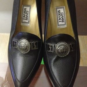 Gianni Versace Shoes - Gianni Versace crested black pumps Gianni Versace Shoes - Gianni Versace crested black pumps