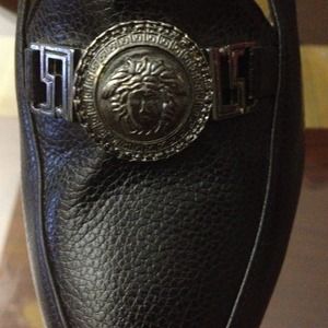 Gianni Versace Shoes - Gianni Versace crested black pumps Gianni Versace Shoes - Gianni Versace crested black pumps
