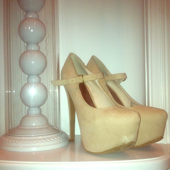 BRAND NEW Suede nude pumps