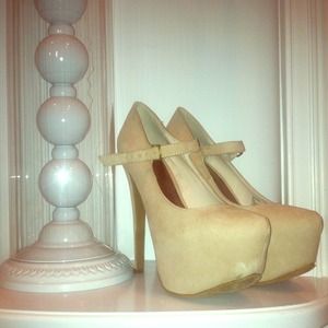 BRAND NEW Suede nude pumps