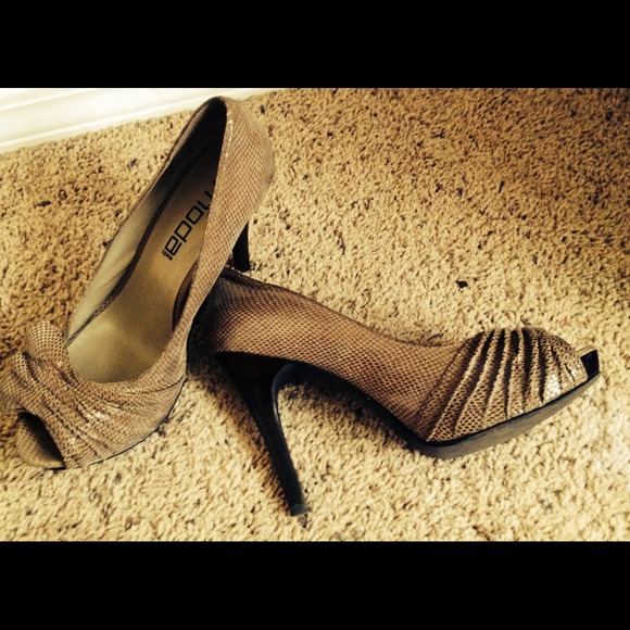 Beautiful heals - Picture 2 of 2