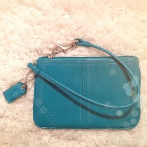 💕 COACH Turquoise Patent Leather Wristlet