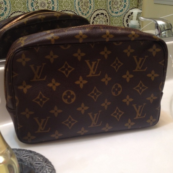 SOLDAuthentic Louis Vuitton Trousse Toilette 23